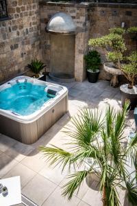 索倫托的住宿－Antica Dimora Magi，植物庭院内的热水浴池