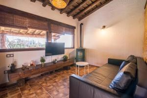 A television and/or entertainment centre at El BURGO DE OSMA ALOJAMIENTO RURAL VILLA BAGH