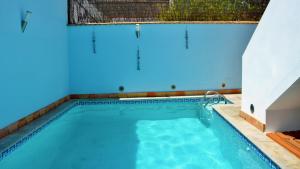 an indoor swimming pool with a blue wall and a swimming poolinteger at La Isla del Júcar in Barraca de Aguas Vivas