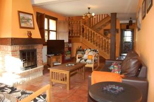 - un salon avec un canapé et une cheminée dans l'établissement Casa de Aldea La Llosa, à Ribadedeva