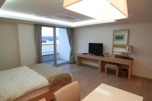 TV a/nebo společenská místnost v ubytování Kumho Tongyeong Marina Resort