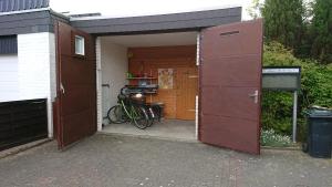 un garage avec un vélo garé à l'intérieur dans l'établissement Ferienhaus Möwe, à Butjadingen