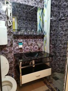 a bathroom with a black sink and a toilet at Guest Accommodation Azucki in Novi Bečej