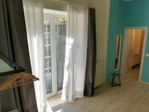 Μια τηλεόραση ή/και κέντρο ψυχαγωγίας στο 2 LOFTS guest house