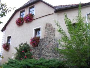 ein Haus mit Blumen auf der Seite in der Unterkunft Apartment Kirchenblick in Weissenkirchen in der Wachau