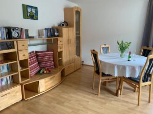 un comedor con una mesa y un estante de libros en Ferienwohnung-Mühlviertel, en Oepping