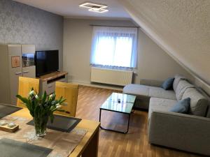 ein Wohnzimmer mit einem Sofa und einem Tisch in der Unterkunft Ferienwohnung Kleistring in Obernkirchen