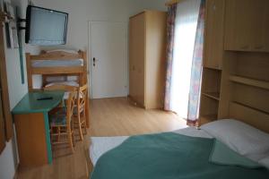 Een bed of bedden in een kamer bij Strandhotel Pichler