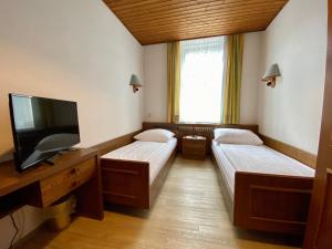 Tempat tidur dalam kamar di Pension Pöchhacker