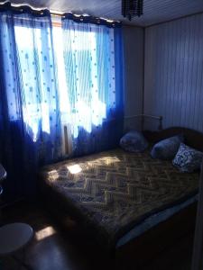 En eller flere senger på et rom på Rukavychka