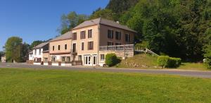 un gran edificio al lado de una carretera en Au Lac des Moines, en Mayet-de-Montagne