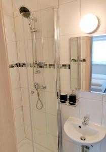 a bathroom with a shower and a sink at Haus zum Schlosspark in Veitshöchheim