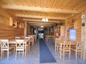 A restaurant or other place to eat at A+S Penzion Podzamok