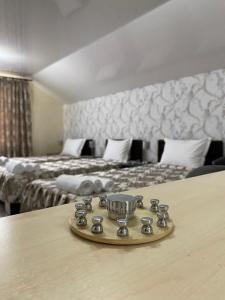 Un pat sau paturi într-o cameră la Casa Brâncușiana