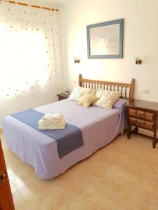 - une chambre avec un lit et 2 serviettes dans l'établissement Les Bovetes Apartment, à Dénia