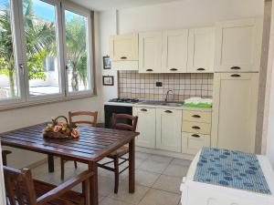 A kitchen or kitchenette at Residenza Gioia lido san giovanni