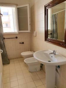 A bathroom at Residenza Gioia lido san giovanni