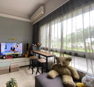 uma sala de estar com um urso de peluche sentado num sofá em Duck's Home B&B em Jian
