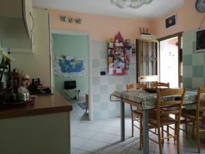 Una cocina y un comedor con mesa y sillas. en Mare, Monti e...Cinque Terre, en La Spezia 40 fotos más