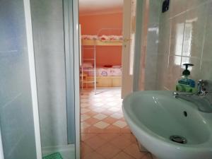 ラ・スペツィアにあるMare, Monti e...Cinque Terreのバスルーム(シンク付)、ベッドルーム1室が備わります。