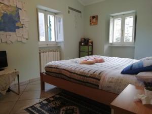 ラ・スペツィアにあるMare, Monti e...Cinque Terreの窓付きの部屋にベッド付きのベッドルーム1室があります。