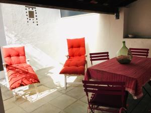 comedor con mesa y 2 sillas con cojines rojos en RANDO BAIN CUEILLETTE Profitez des CÉVENNES, en Chamborigaud