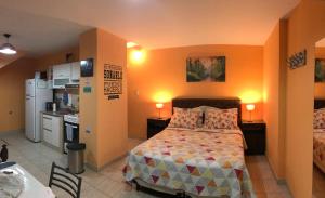 1 dormitorio pequeño con 1 cama y cocina en Virgen del Valle Apart Tucumán - cocheras privadas en San Miguel de Tucumán