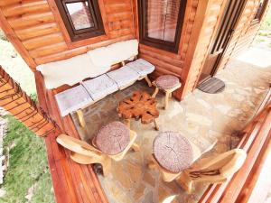 una vista sul soffitto di un patio con tavoli e sedie di Lodge Ljubiska Previja a Ljubiš