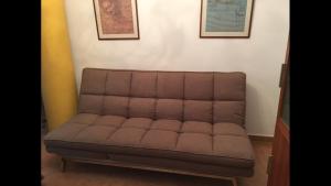 a brown couch sitting in a room next to a wall at Apartamento Zahara in Zahara de los Atunes