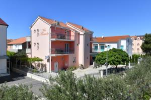 a view of a building from the street at Apartments Villa Miranda in Vodice