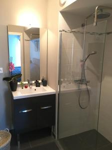 a bathroom with a glass shower with a sink and a tub at Residence Belle Epoque in Wimereux