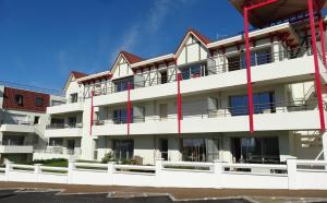 ein Apartmenthaus mit roten Linien darauf in der Unterkunft Residence Belle Epoque in Wimereux