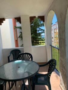 a patio with a table and chairs on a balcony at Apartamento Zahara in Zahara de los Atunes