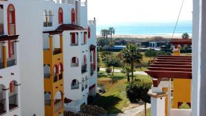 サアラ・デ・ロス・アトゥネスにあるApartamento Zaharaの2棟の間から海の景色を望めます。