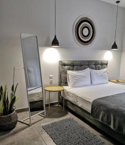 מיטה או מיטות בחדר ב-Elements Studios