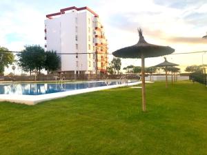 Bazén v ubytovaní GATU Verano en la playa con parking, wifi, piscina alebo v jeho blízkosti