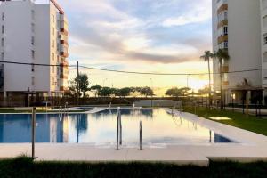 Bazén v ubytovaní GATU Verano en la playa con parking, wifi, piscina alebo v jeho blízkosti