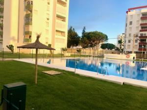 Bazén v ubytovaní GATU Verano en la playa con parking, wifi, piscina alebo v jeho blízkosti