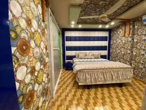 Giường trong phòng chung tại Burj Al Bahria Town Luxury Suites
