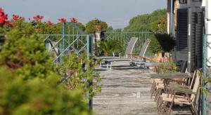 a group of benches sitting on top of a building at La Dimora le Fumarole Rooms in Ercolano