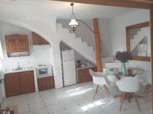 Kuchyň nebo kuchyňský kout v ubytování Villa Mantalena