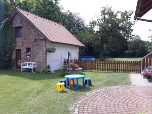 クトナー・ホラにあるPenzion U Kovářeの庭にテーブルと学校のある小さな家