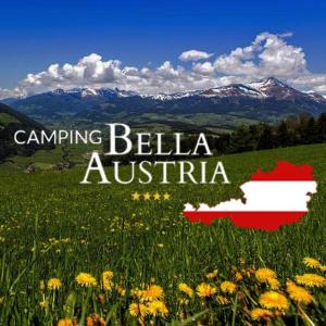 een bord waarop staat kamperen belka austria in een veld met bloemen bij Camping Bella Austria in Sankt Peter am Kammersberg