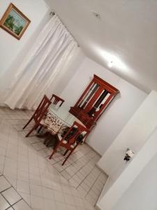 salon z 2 krzesłami i stołem w obiekcie Departamento centrico cerca de la feria w mieście Aguascalientes
