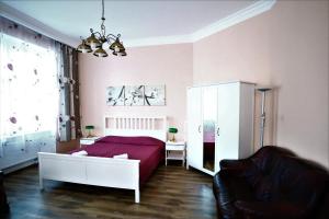 カルロヴィ・ヴァリにあるApartment on Krale Jiriho 2のベッドルーム1室(ベッド1台、ソファ、テーブル付)
