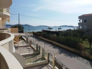 widok na ocean z balkonu domu w obiekcie Anatolis home w mieście Néa Péramos