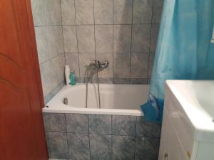 W łazience znajduje się wanna z prysznicem. w obiekcie Anatolis home w mieście Néa Péramos +13 zdjęć