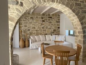 a living room with a table and a couch at LAINI LUXURY SUITES in Pómbia
