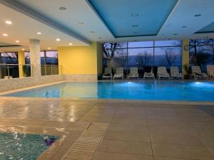 Bazén v ubytovaní Lakeside Wellness Apartman alebo v jeho blízkosti