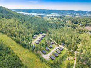 een luchtfoto van een camping in een bos bij Ekesberget Stugby stuga 6 in Ekshärad